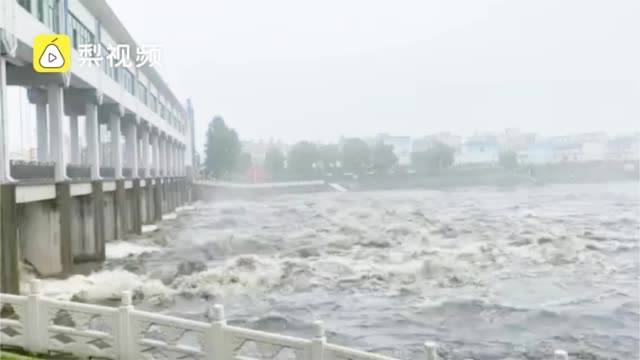 荊江大堤也處在危險(xiǎn)之中