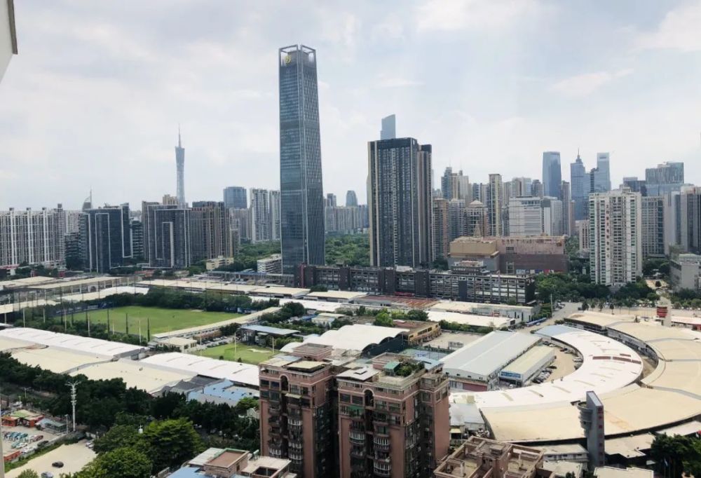 村民們?cè)缫炎杂凶》?></img></p>
<p><strong>濱江集團(tuán)向有關(guān)部門提出訴求</strong></p>
<p>1、錦江之星酒店所占農(nóng)地，所在地地區(qū)恰是休門改擴(kuò)建發(fā)展規(guī)劃中的55米寬綠化帶內(nèi)，這座建筑物在2004年取得中央政府總體規(guī)劃政府部門的核準(zhǔn)，于2008年開建，其開建及建設(shè)工程天數(shù)均在休門改擴(kuò)建總體規(guī)劃時(shí)間表定出之后。</p>
<p>2、這樣一座違規(guī)行為建筑物，現(xiàn)在已成當(dāng)下休門改擴(kuò)建回遷房建設(shè)工程最大的“攔路虎”。</p>
<p>3、休門改擴(kuò)建共計(jì)2700戶市民直到現(xiàn)在不能回遷，十余年飄泊在外。</p>
<p>4、本報(bào)記者現(xiàn)場(chǎng)訪談了一位年逾70的老太太，滿含淚水的抒發(fā)了自己“流離失所”的遇上，她說(shuō)本報(bào)記者，自己只是一個(gè)夢(mèng)想，便是可以盡早回去。</p>
<p>5、因?yàn)榛剡w村民的主張， 濱江集團(tuán)和橋西區(qū)政府、休門街道辦事處都在大力大力推進(jìn)該項(xiàng)組織工作的重大進(jìn)展。</p>
<p>6、借以B2房地產(chǎn)項(xiàng)目能盡速構(gòu)建開工，濱江集團(tuán)向有關(guān)部門制訂主張，為推進(jìn)征地安放工作進(jìn)度及上述身份證證件的辦理手續(xù)，期望相關(guān)機(jī)構(gòu)職能部門協(xié)調(diào)機(jī)制發(fā)展規(guī)劃主管部門變動(dòng)征地警戒線適用范圍，將錦江之星酒店不納入騰退安放覆蓋范圍。</p>
					<br/>
				<div style=