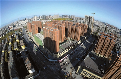 小區樓門口的人臉識別門禁系統