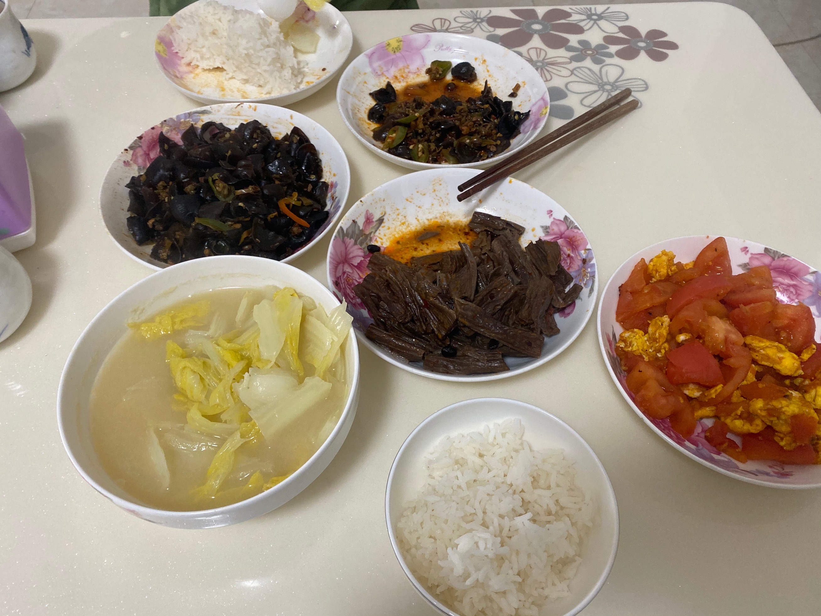 羅力住在向陽(yáng)溝小區(qū)隔離點(diǎn)已有兩天