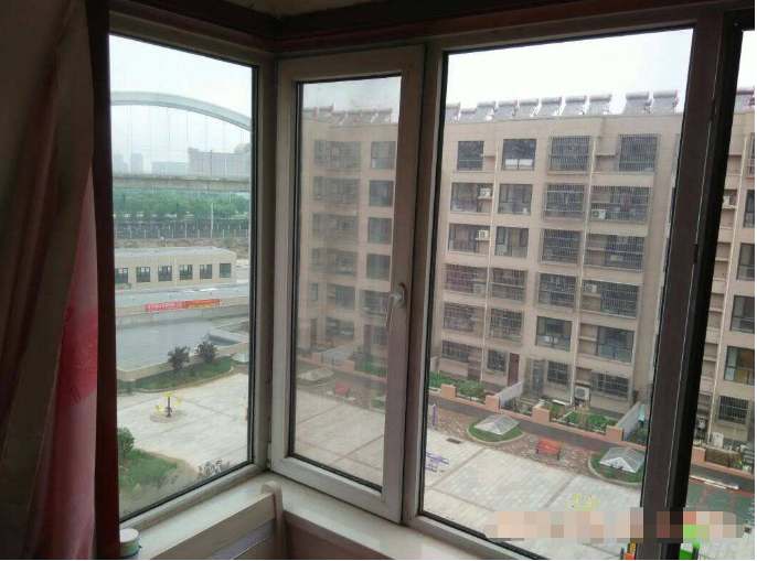 大型重卡不定時開進開出