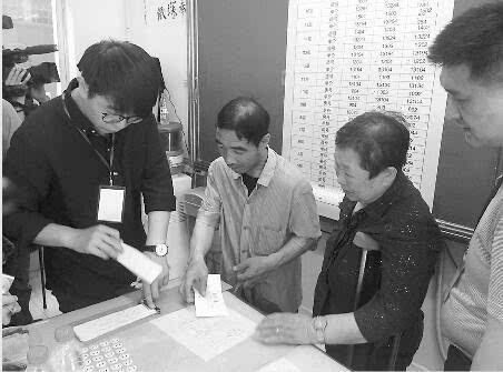 由回遷戶(hù)按搬遷順序號(hào)依序自主選定回遷房