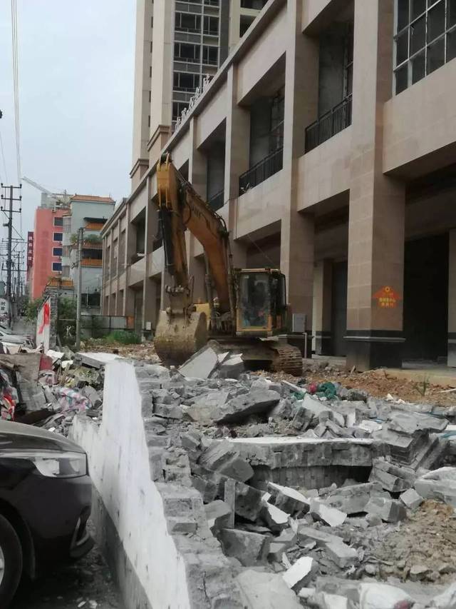 他東拼西湊買(mǎi)下居住的小產(chǎn)權(quán)房時(shí)