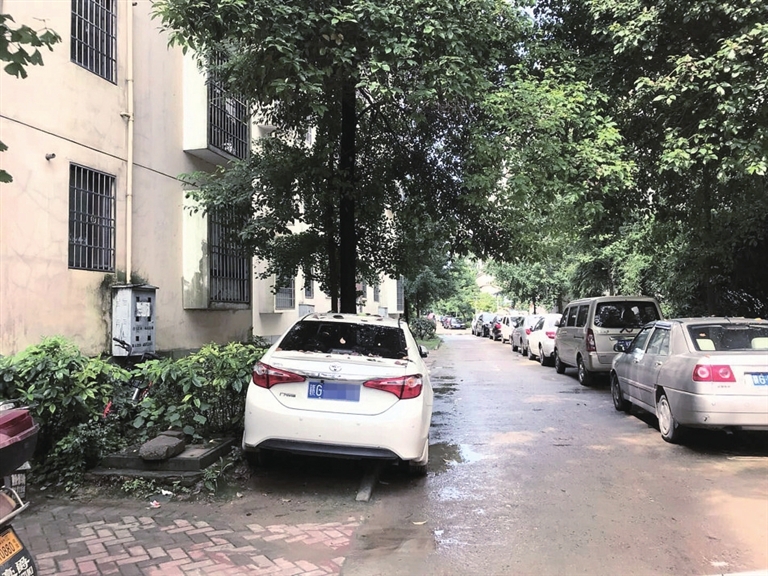 老舊小區(qū)改造時(shí)已在小區(qū)設(shè)置了兩個(gè)停車棚