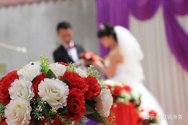 兩家人商量買房購(gòu)置婚禮用品的事情